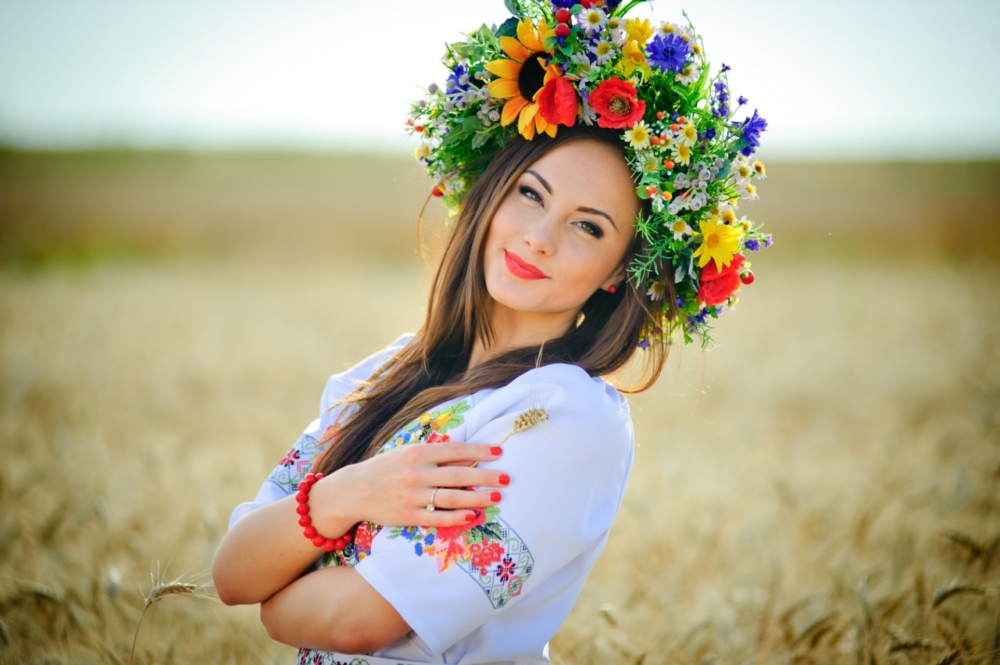 Ніжний ранковий куні для молоденької українки з рудим волоссям
