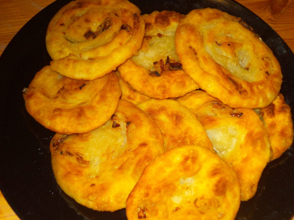 Постные луковые лепешки на газированной воде