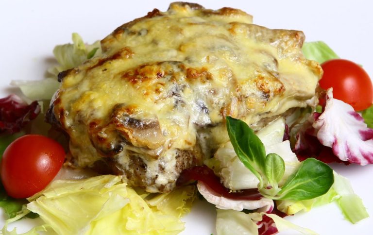 Мясо по французски в духовке из свинины с картофелем и сыром рецепт пошагово с фото
