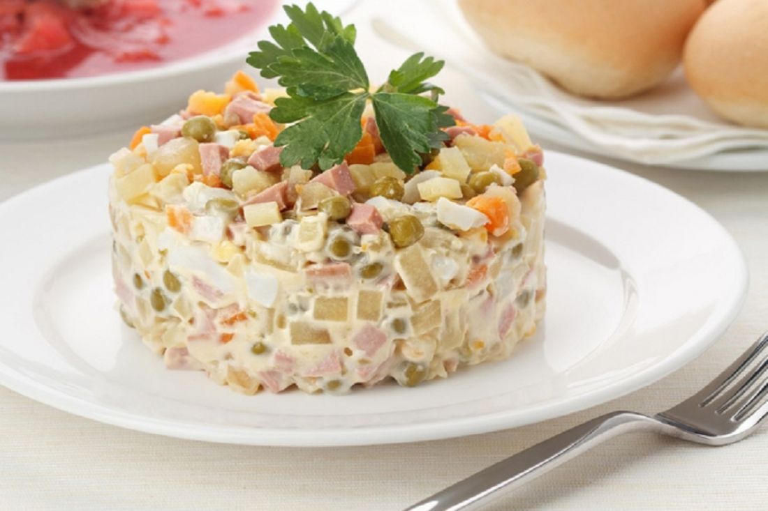 Салат зимний рецепт с колбасой с соленым огурцом фото пошагово классический и горошком