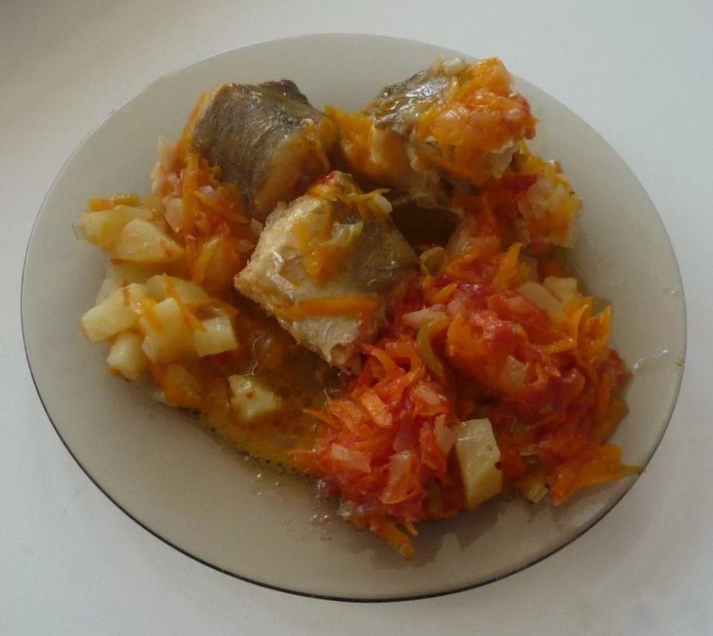 Минтай жареный с луком и морковью на сковороде с фото пошагово рецепт