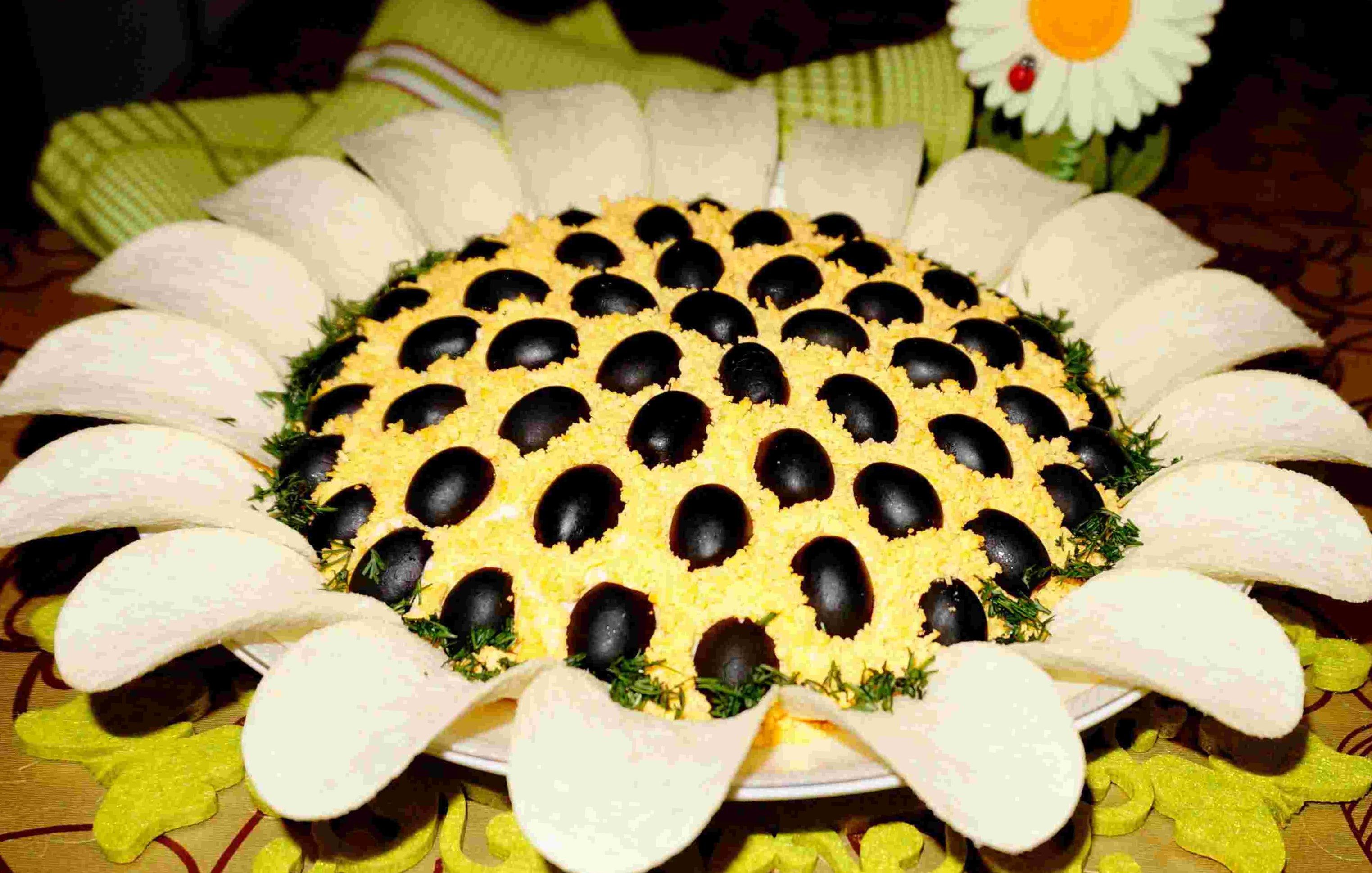 Салат подсолнух с чипсами и курицей и грибами рецепт с фото