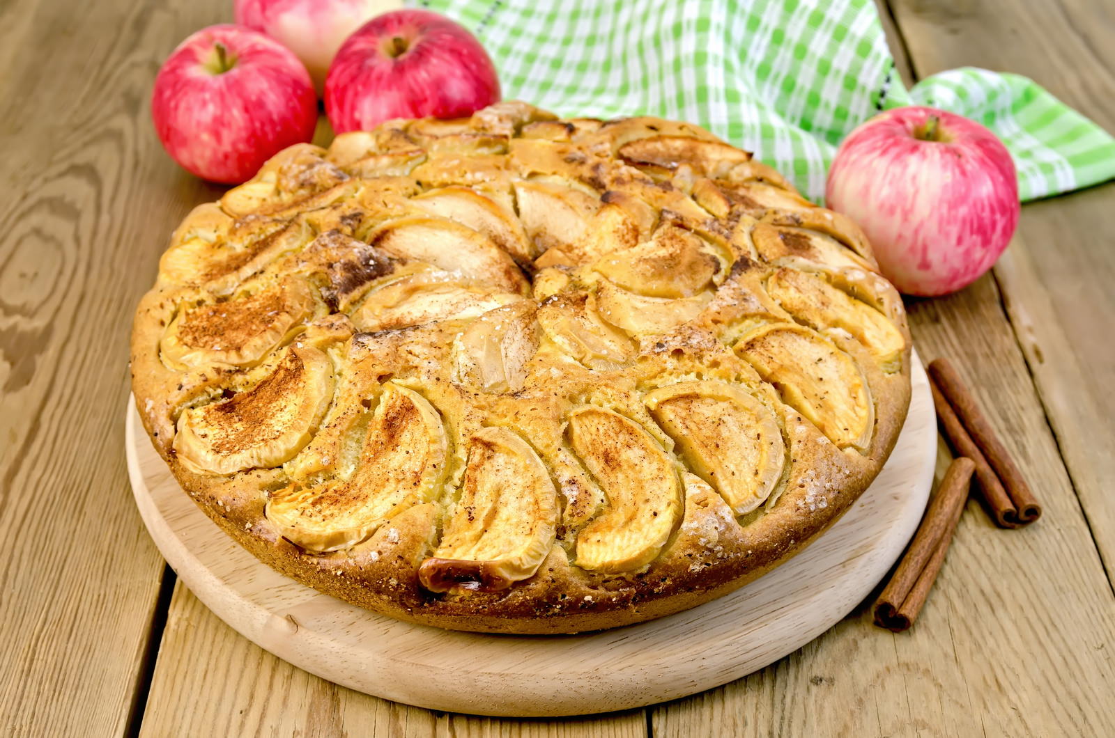 Приготовление пирог яблоками в духовке. Яблочный пирог шарлотка. Шарлот яблочный. Пирог с яблоками классический.