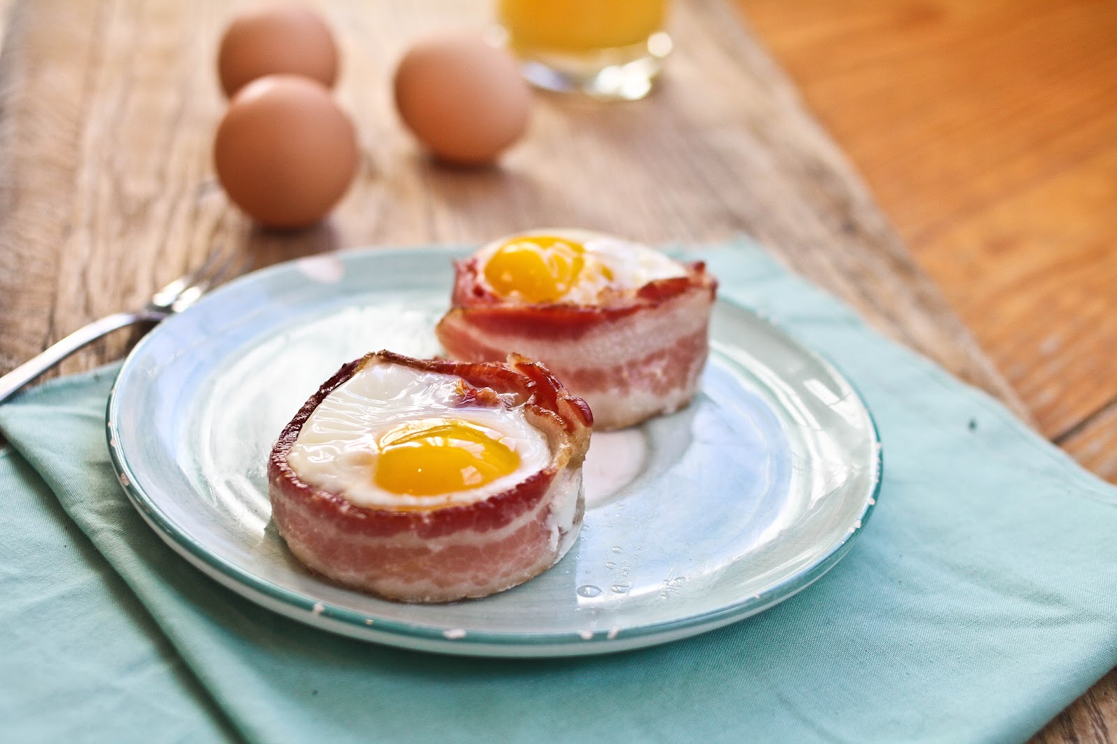 Яйца с беконом на сковороде рецепт с фото