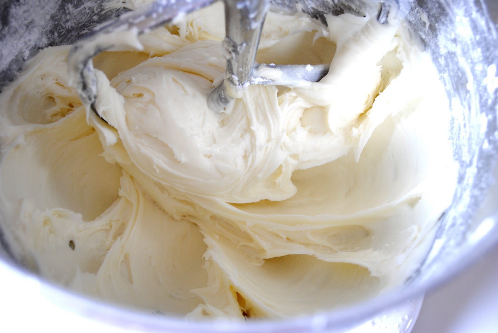 Рецепт крем чиза на масле для торта. Крем чиз на масле. Сметанный крем чиз. Сливки для крема чиз. Творожносливочнфй крем.