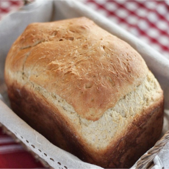 Хлеб на дрожжах дома в духовке. Домашний хлеб в духовке. Хлеб дрожжевой в духовке. Хлеб на дрожжах в духовке. Домашний хлеб на дрожжах в духовке.