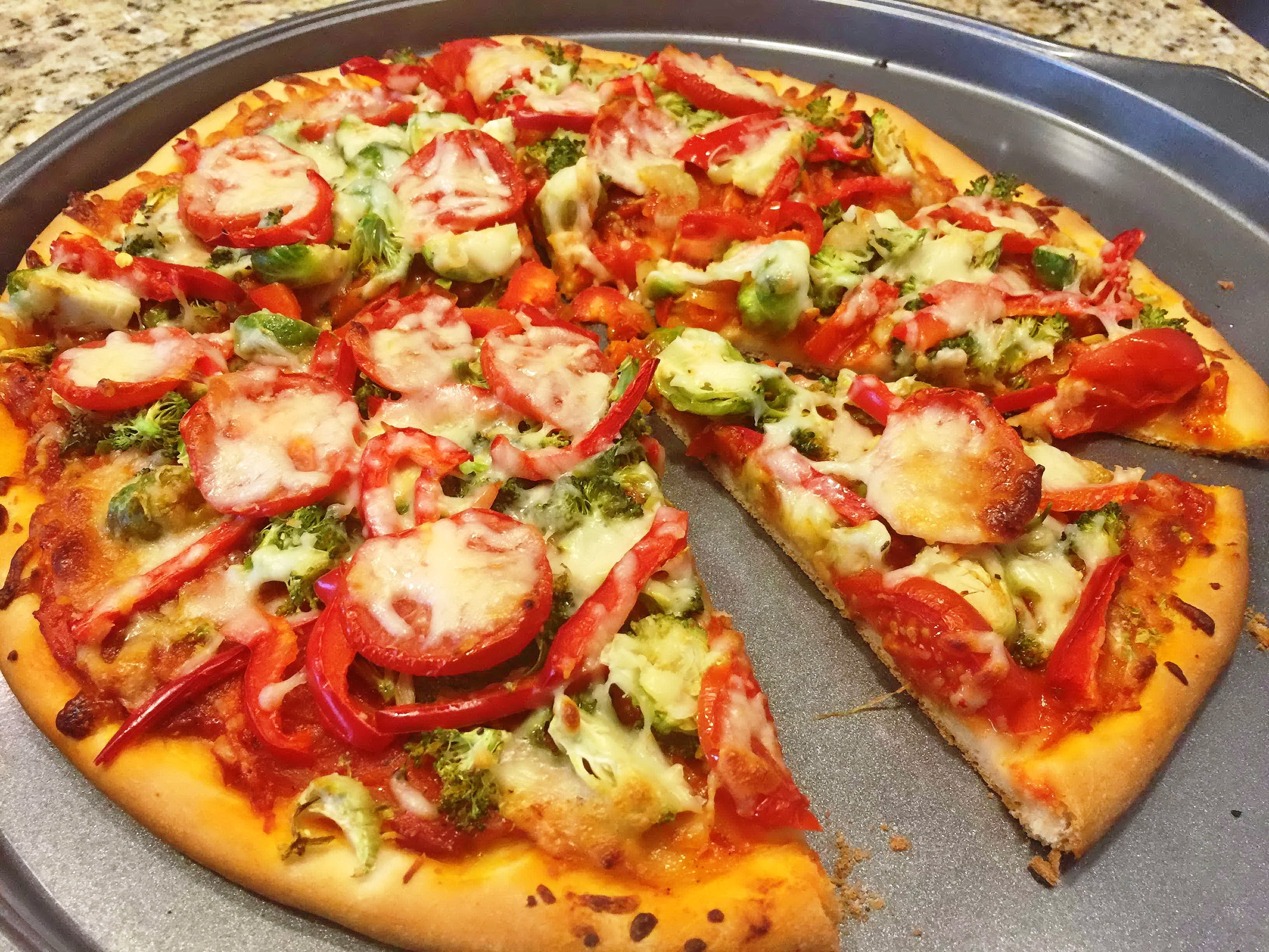 Быстрая простая пицца в духовке. Пицца домашняя. Пицца в духовке. Красивая пицца домашняя. Пицца овощная.
