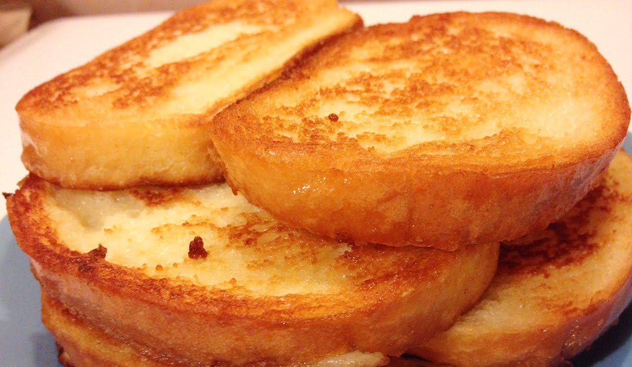 Белый хлеб на сковороде рецепт. Гренки. Гренки сладкие из батона. Жареный хлеб. Гренки из белого хлеба сладкие.