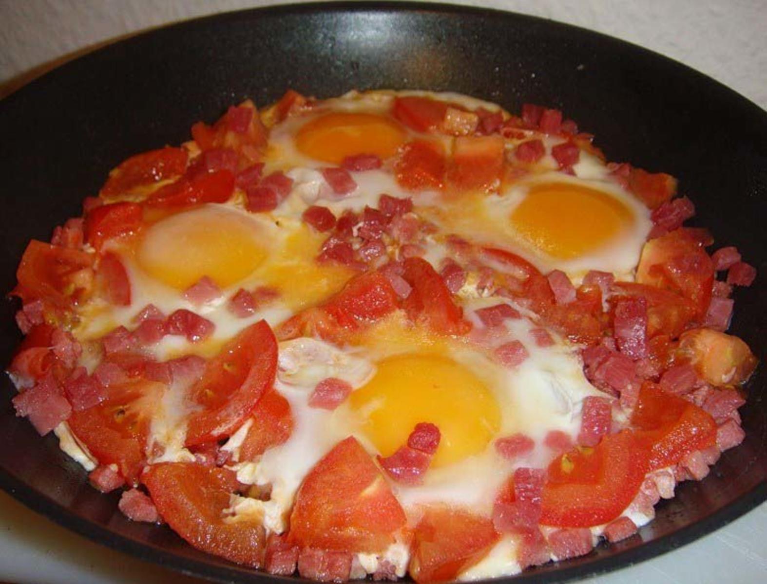 Яичница с помидорами и колбасой на сковороде рецепт с фото пошагово сыром