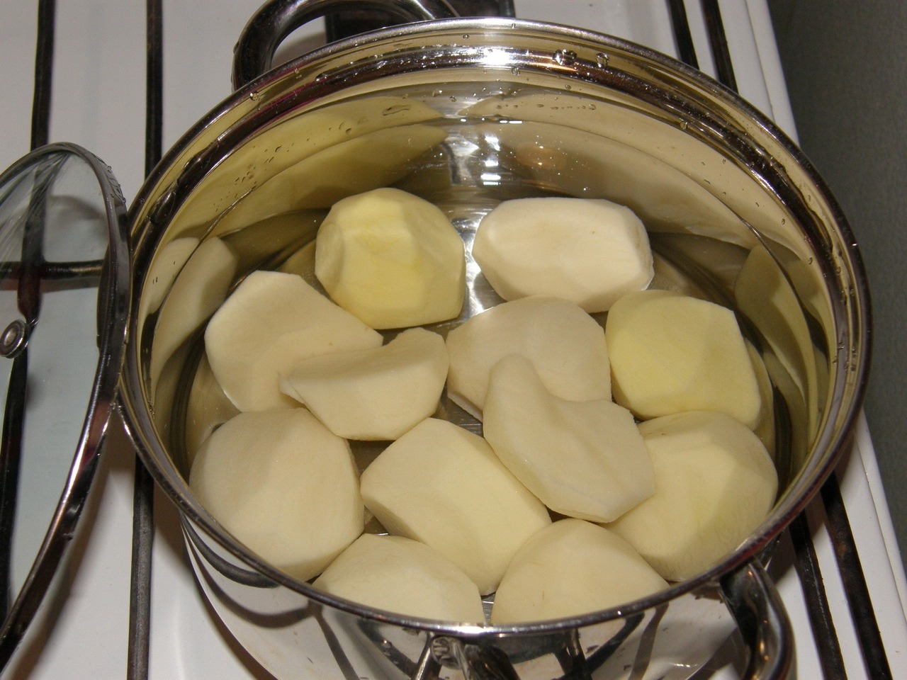 Картошку варят в кипящей. Картофель в кастрюле. Варка картофеля. Картошка варится. Картошка в кастрюле с водой.