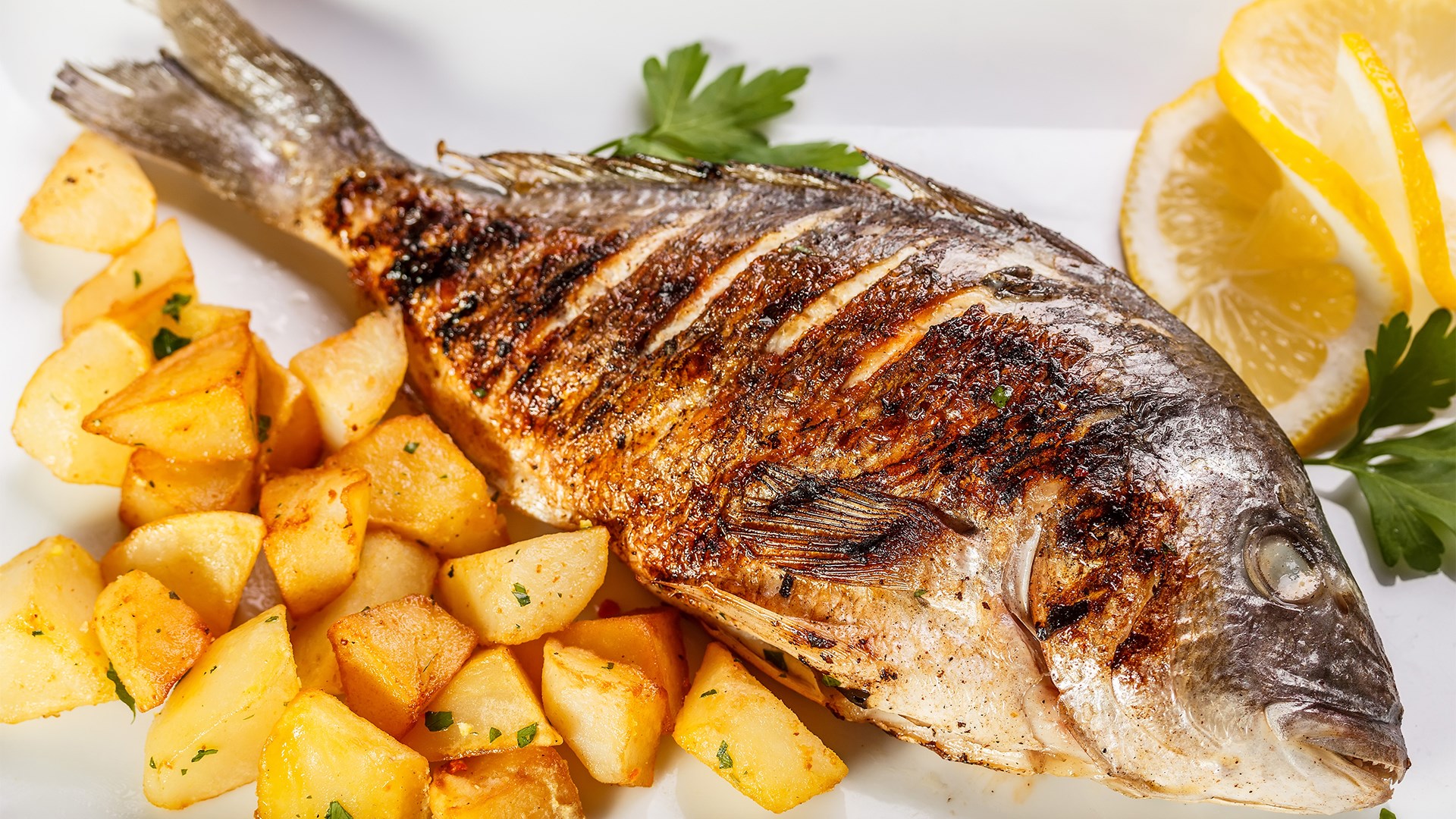 Рыба с картошкой в духовке – 8 рецептов запекания