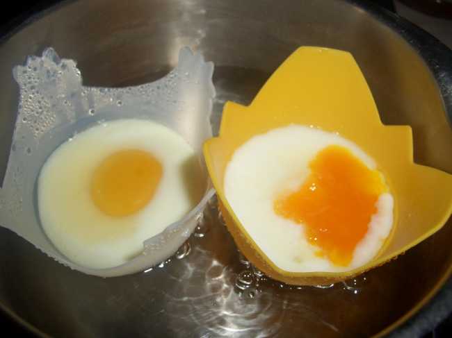 Можно ли вареное яйцо в микроволновке. Яйца пашот в микроволновке в формочке. Яйцо всмятку в микроволновке. Формочка для яиц в микроволновке. Яйца пашот в чашке.