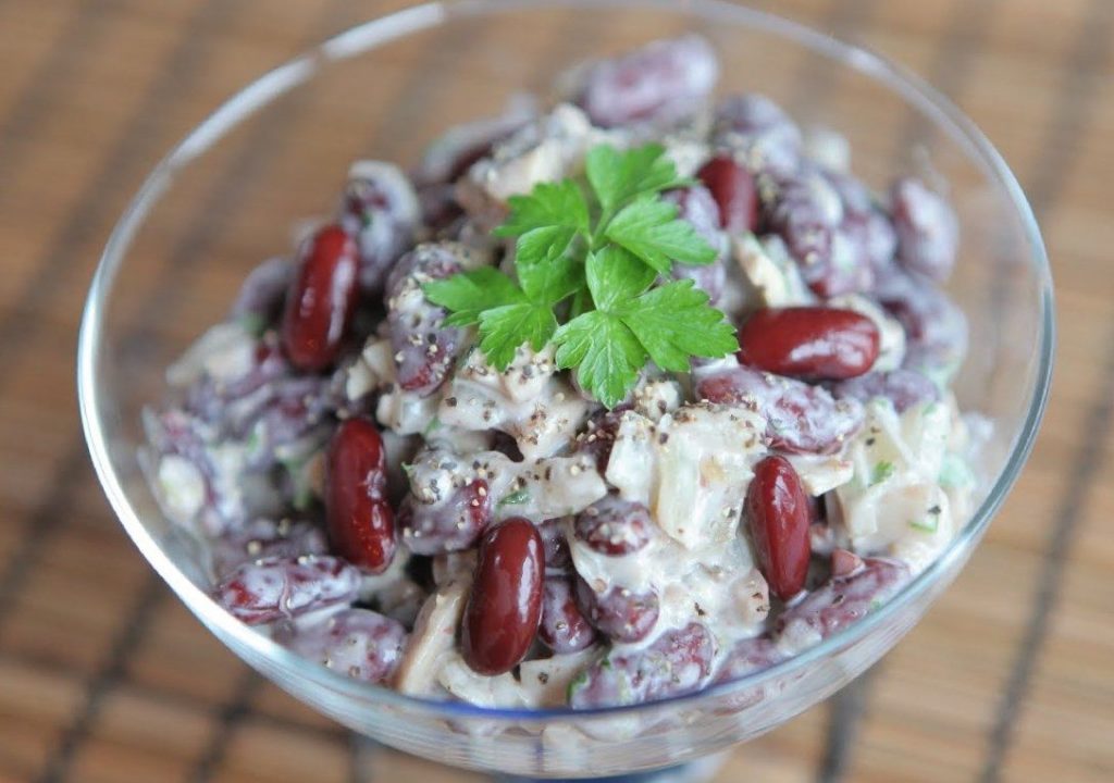 Салат с красной фасолью и сухариками