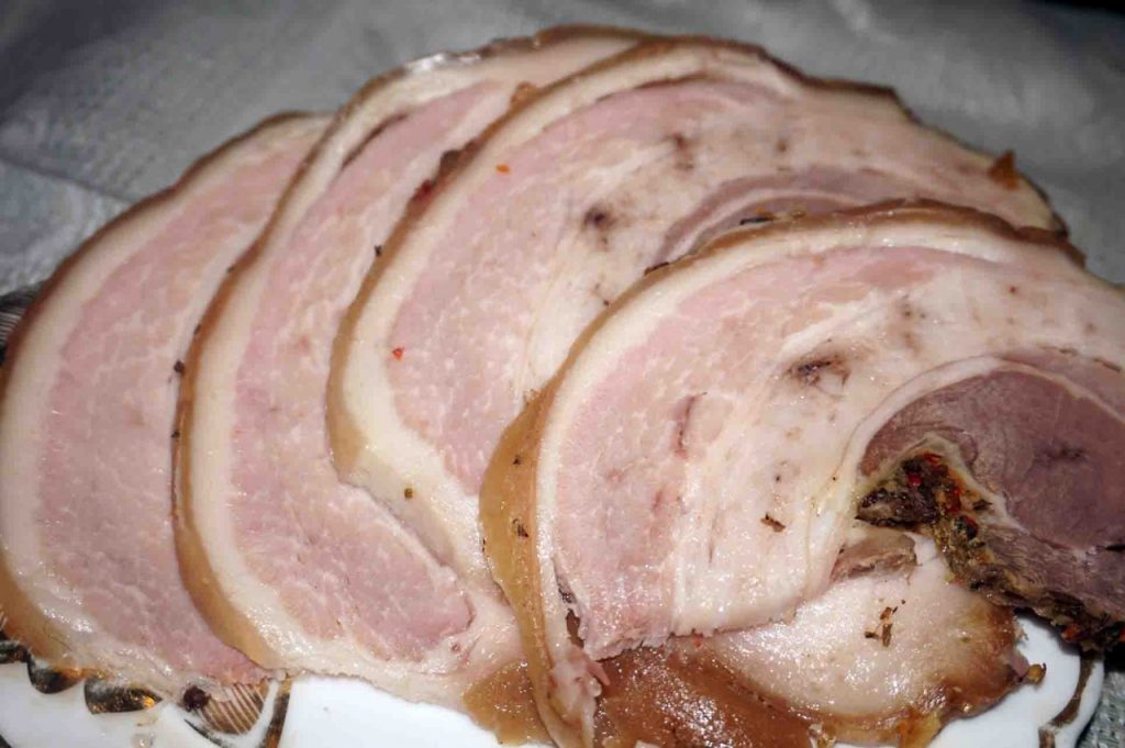 Как приготовить грудинку из свинины в духовке рулетом рецепт с фото пошагово