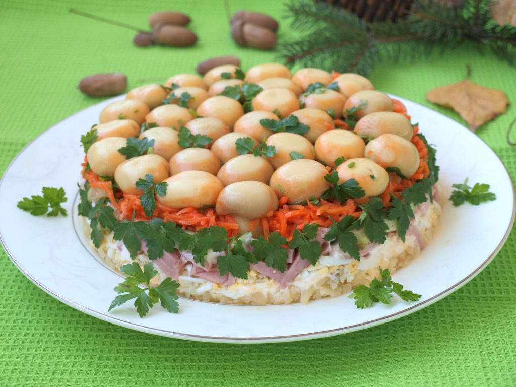 Салат грибная поляна с опятами рецепт с фото с курицей и сыром