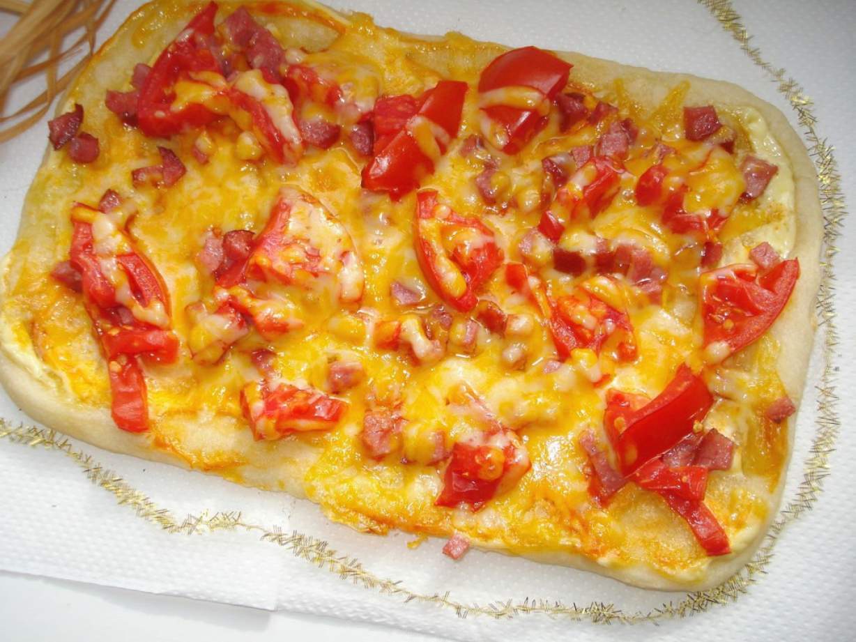 пицца в домашних условиях в духовке пошаговый рецепт из дрожжевого теста с колбасой фото 3