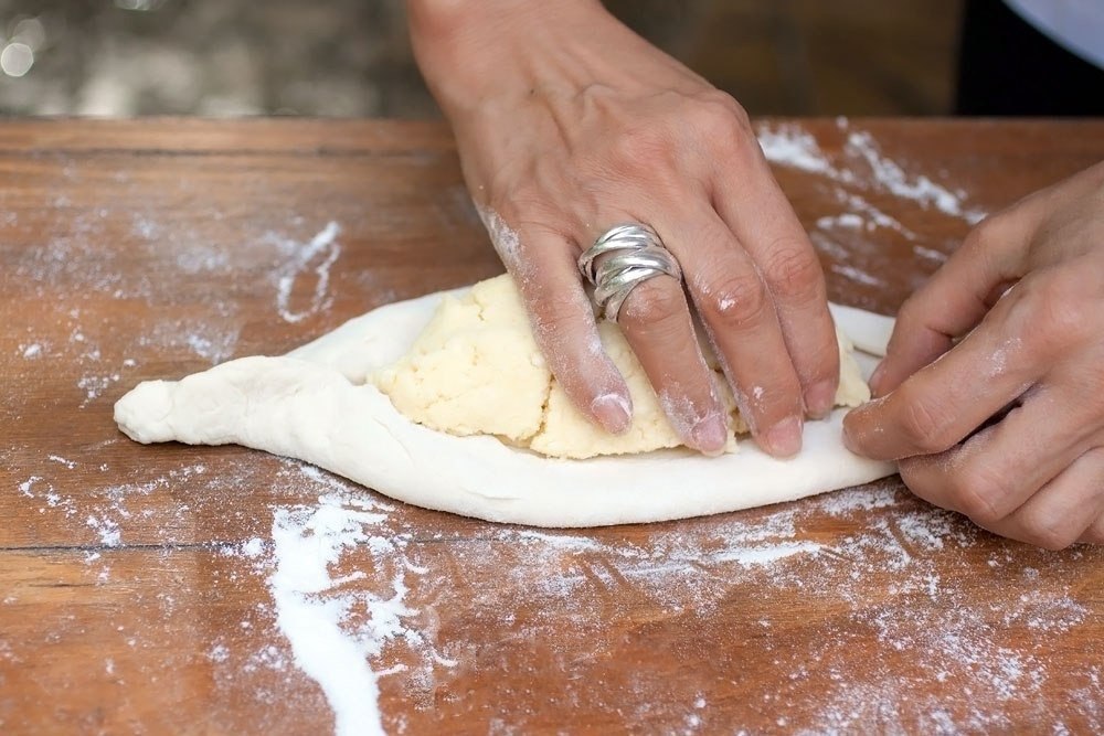 Классическое хачапури тесто. Тесто для хачапури. Тесто для хачапури по грузински. Процесс готовки хачапури. Тесто для хачапури по аджарски дрожжевое.