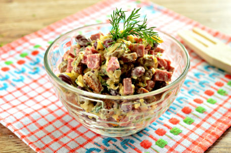 Салат из красной фасоли, огурцов и яиц с кириешками - рецепт пошаговый с фото