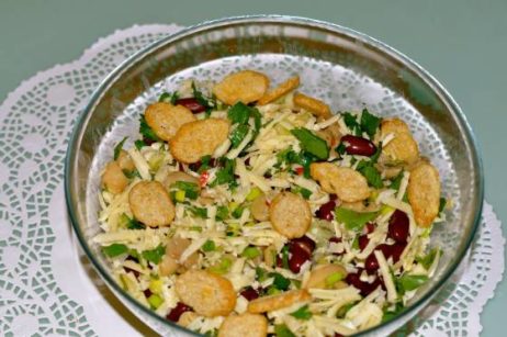 Салат из красной фасоли, огурцов и яиц с кириешками - рецепт пошаговый с фото