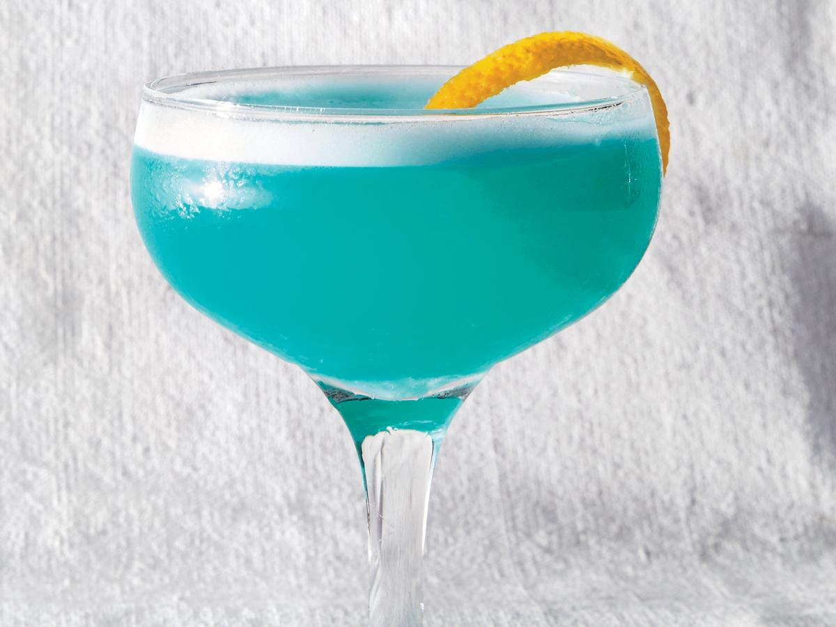 Коктейль алкогольный с сиропом голубая. Голубая Лагуна коктейль. Голубая Лагуна коктейль безалкогольный. Голубая Лагуна коктейль с сиропом Блю. Голубая Лагуна коктейль алкогольный.