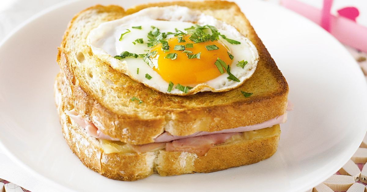 Хлеб с яйцом и сыром на сковороде. Французский сэндвич крок-мадам. Сэндвич крок месье. Французский сэндвич крок месье. Французский завтрак крок месье.