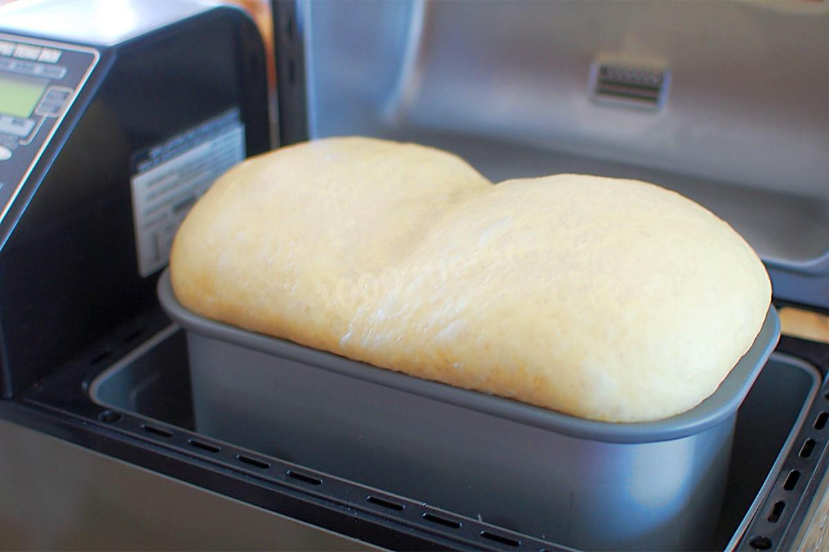 Видео рецепт хлебопечки. Выпечка хлеба. Выпечка в хлебопечке. Тесто на хлеб в хлебопечке. Дрожжевое тесто в хлебопечи.