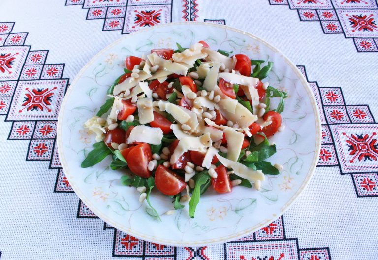 Салат с рукколой — 12 вкусных рецептов приготовления в домашних условиях