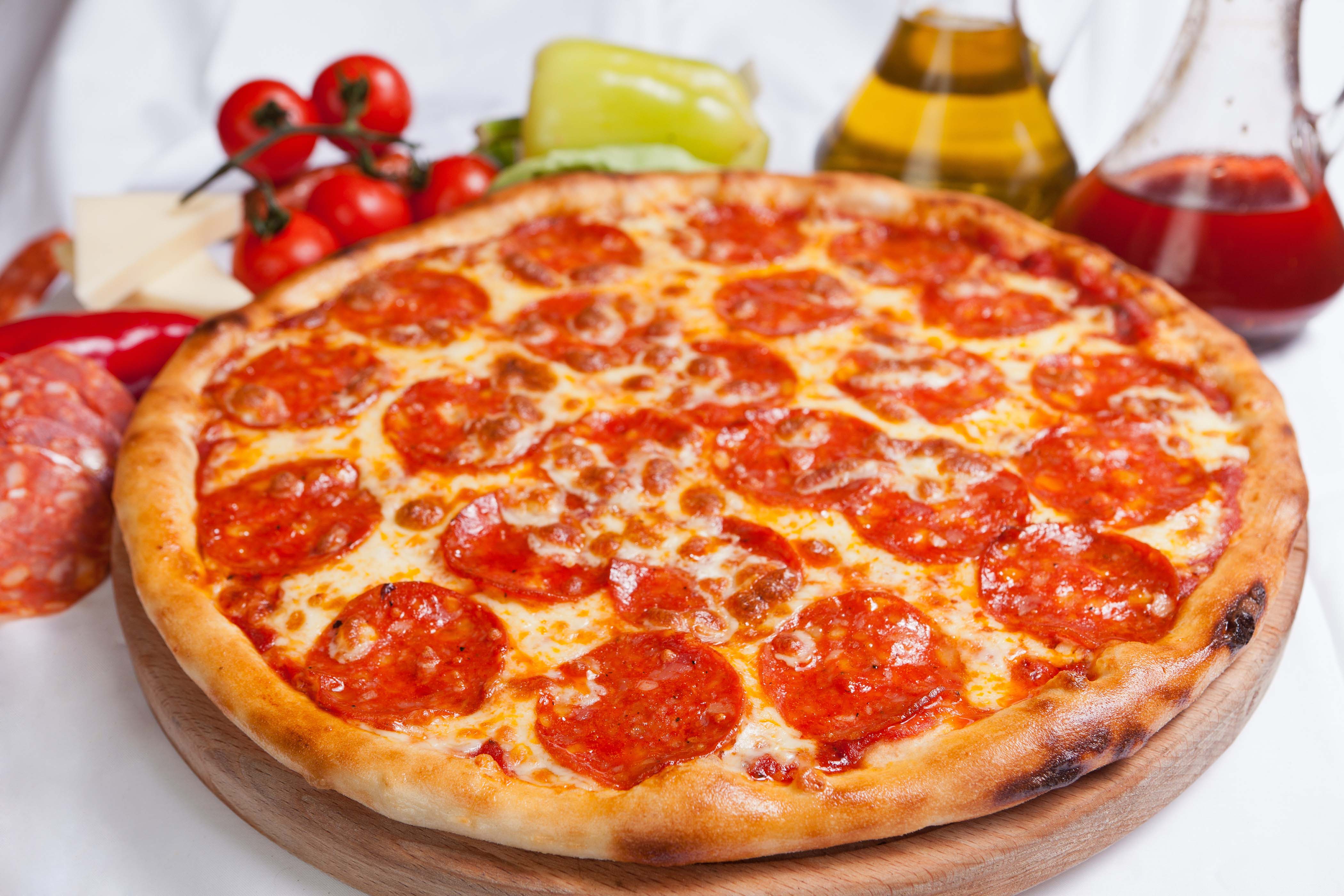 Пицца с колбасками. Пицца пеперони с помидорами. Пицца с салями и помидорами. Пицца пепперони, сыр, помидор. Пицца с салями и сыром.