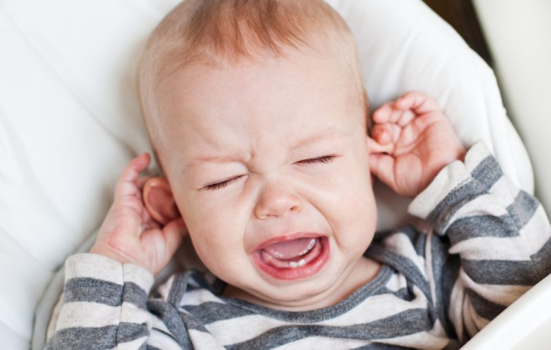 болит правое ухо внутри у ребенка