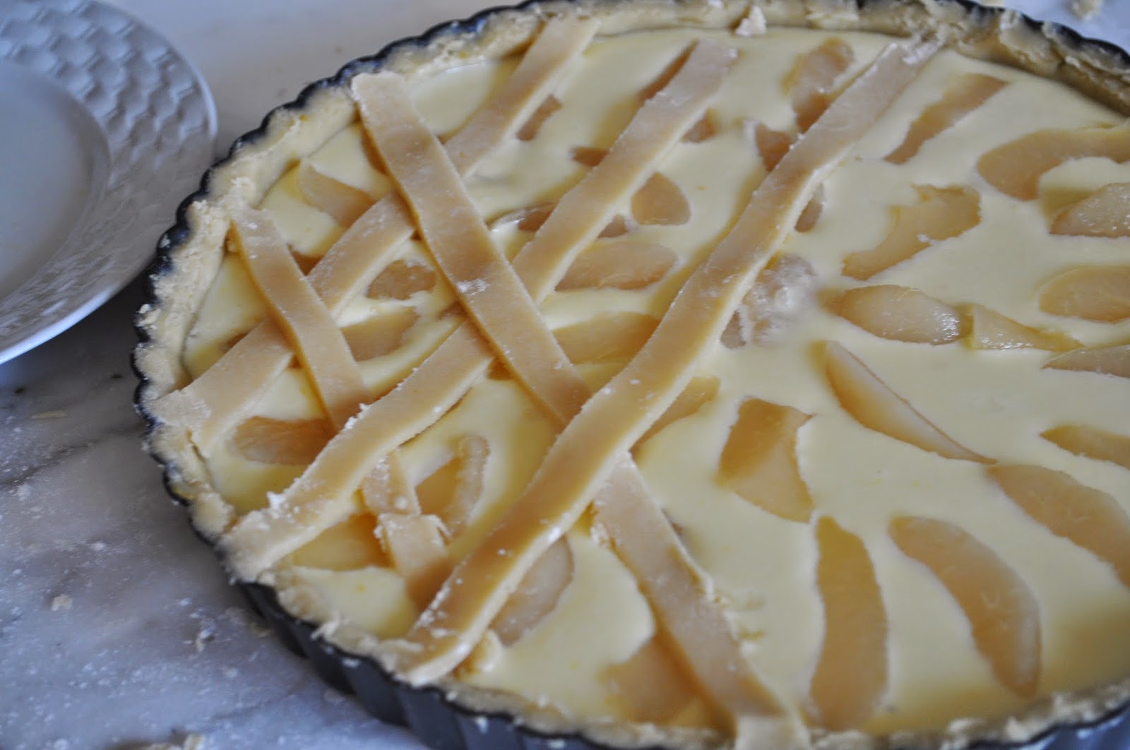 Грушевый пирог из песочного теста с заварным кремом и миндалем