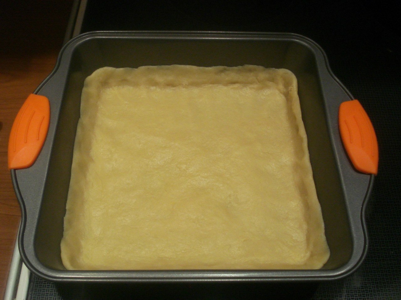 Как правильно выпекать тесто. Песочное тесто для пирогов. Песочная основа для пирога. Песчаное тесто для пирога. Песочное тесто в духовке пирог.