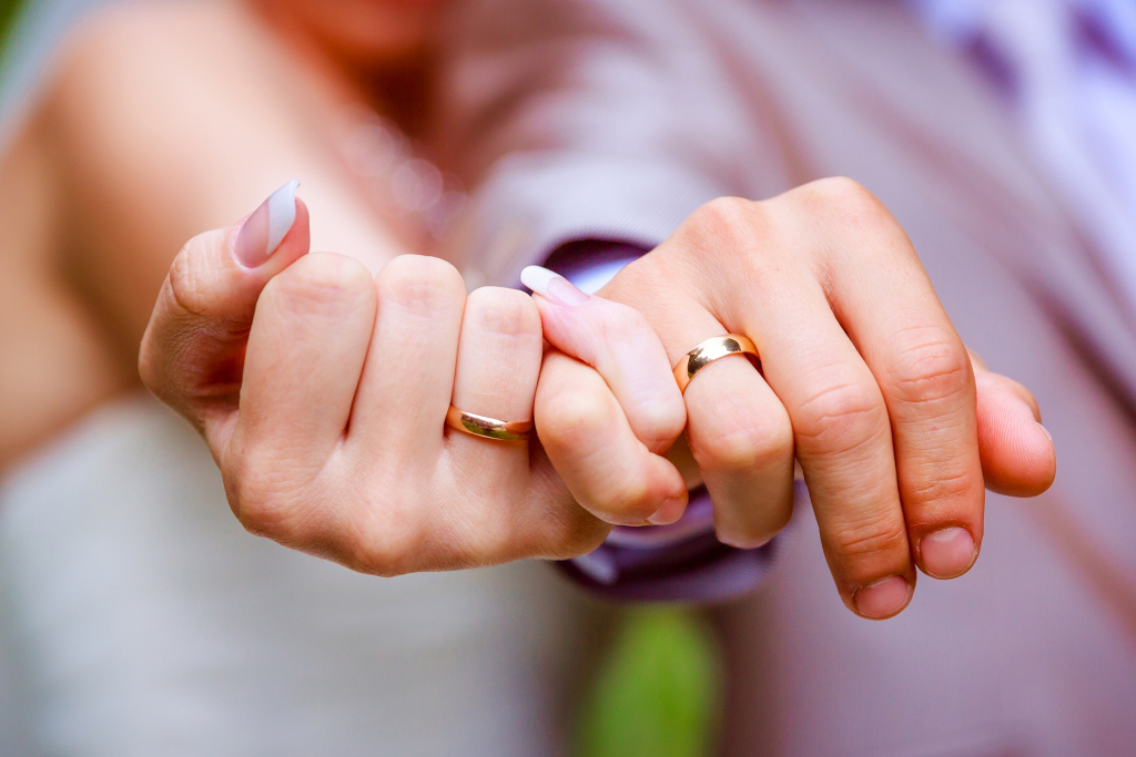 Обручальные кольца на руках влюбленных