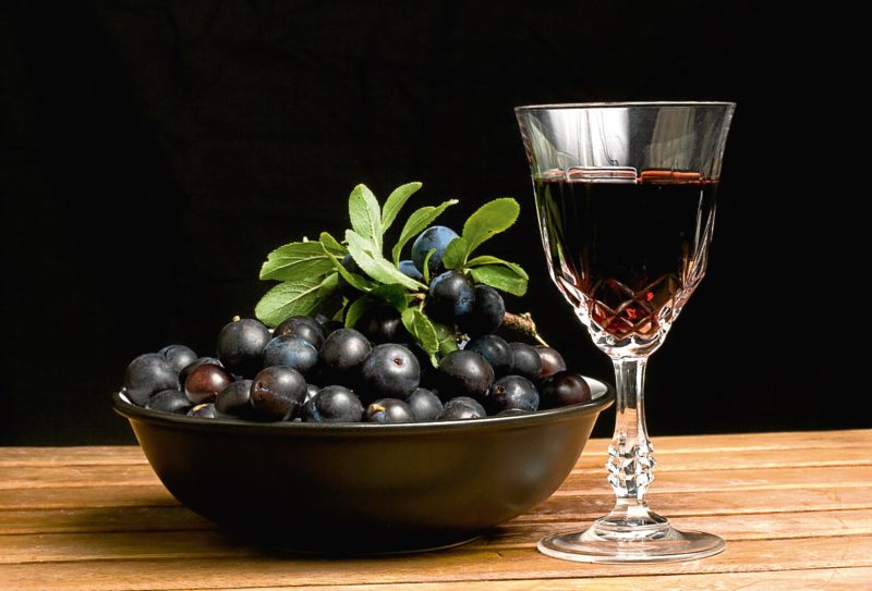 Настойка из черноплодной рябины: польза и вред, как приготовить на водке, самогоне и спирту