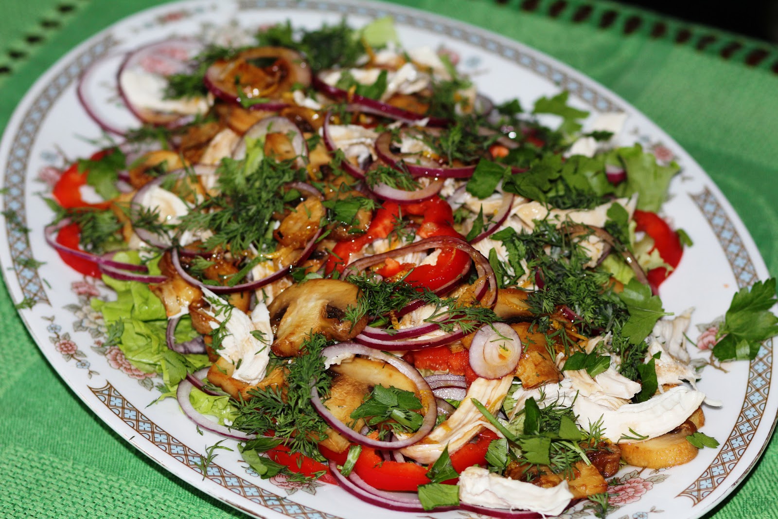 Салат с лесными грибами жареными и курицей рецепт с фото