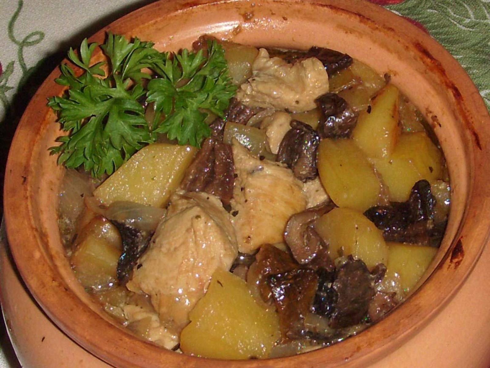 Картошка с шампиньонами в горшочках в духовке