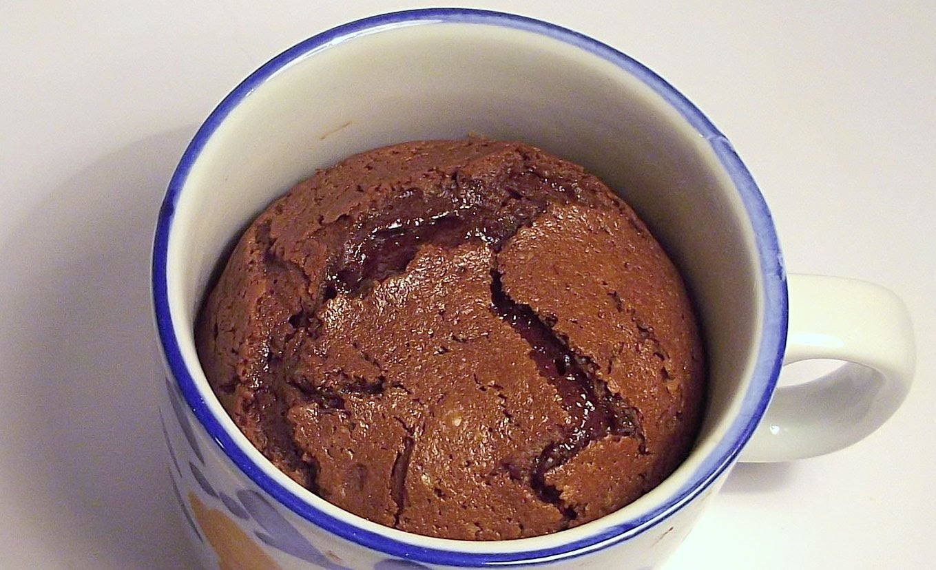 Брауни за 5 минут. Шоколадный фондан в микроволновке. Кекс Брауни шоколадный. Шоколадный Брауни в микроволновке. Шоколадный фонда в кружке.