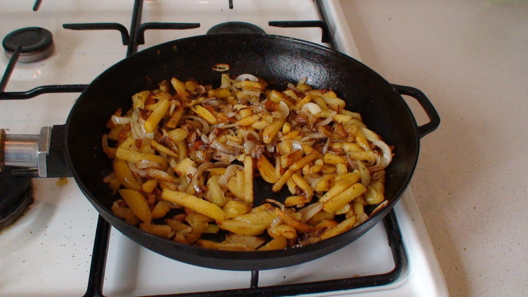 Жареная картошка на сковородке