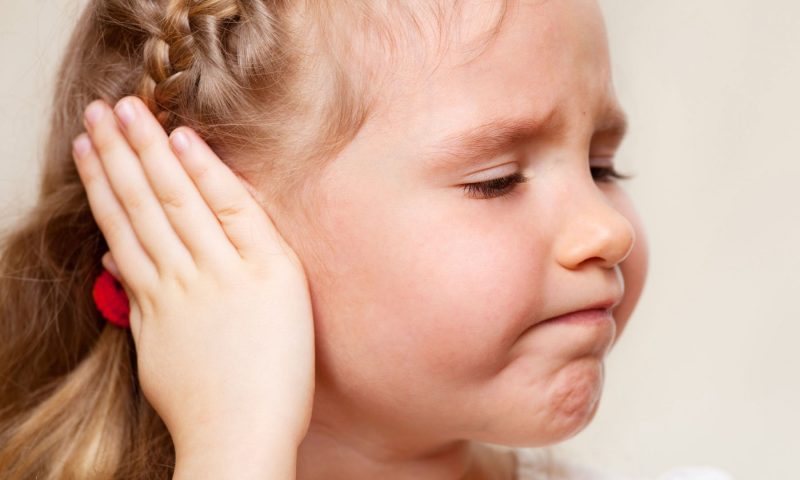 Что делать если у ребенка болит ухо