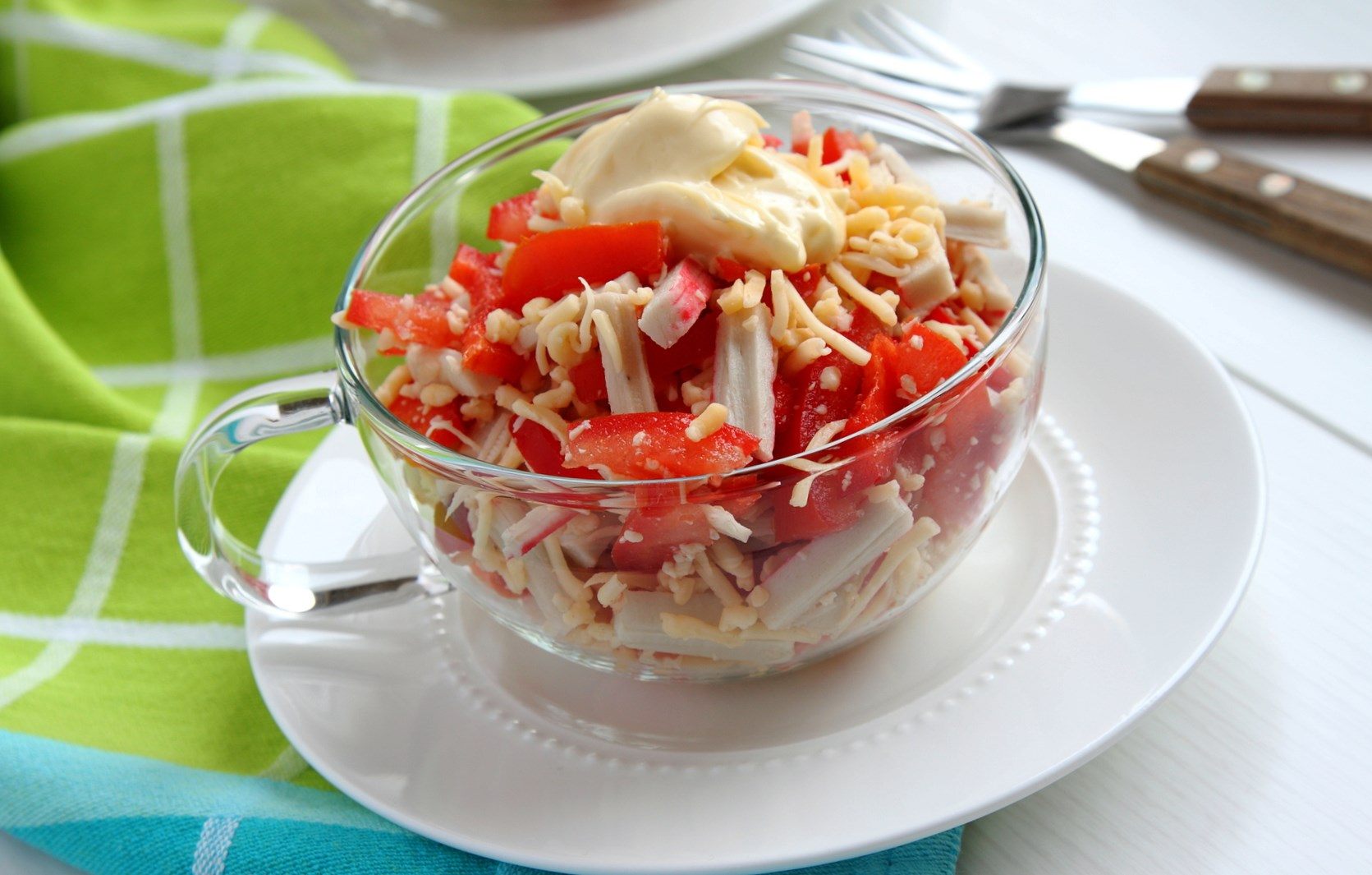 Фото рецепт салат с крабовыми палочками и помидорами и