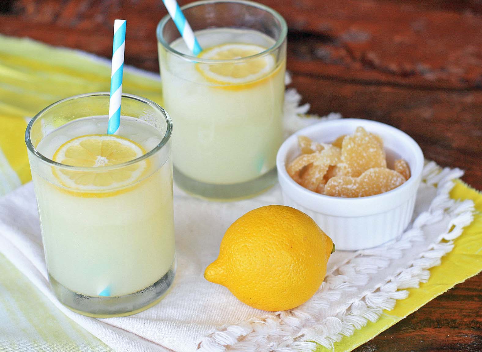 Сок лимона с медом. Домашний лимонад имбирный. Молоко с лимоном. Коктейль с лимоном. Молоко с лимонным соком.