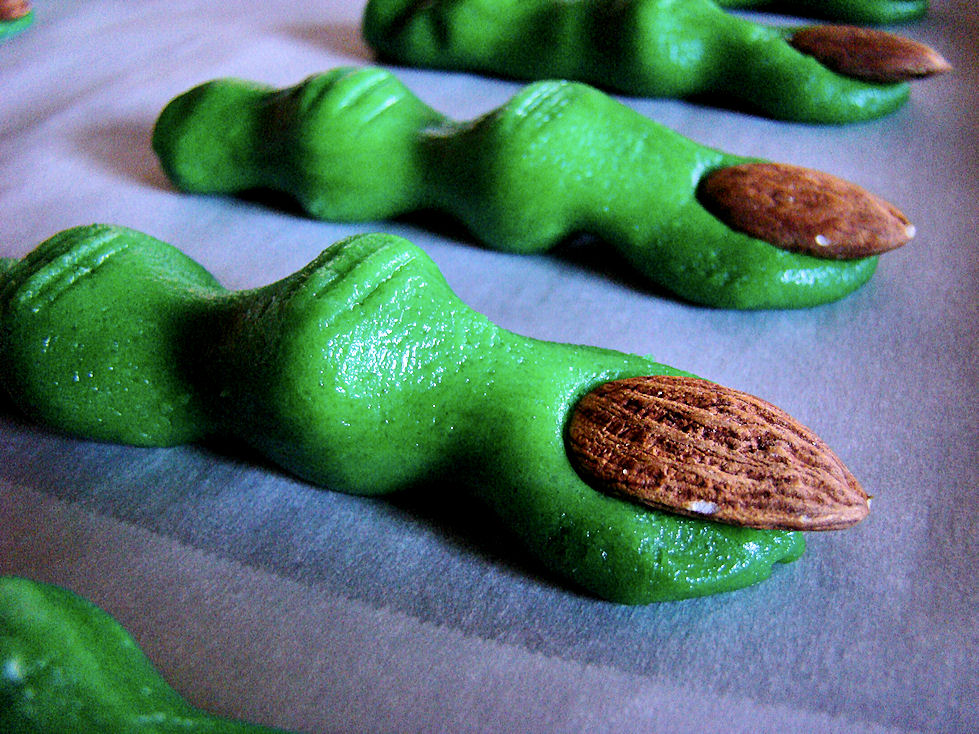 Ведьмины пальчики. Печенье Ведьмины пальчики. Печенье пальцы ведьмы на Хэллоуин. Печенье Ведьмины пальцы зеленые.