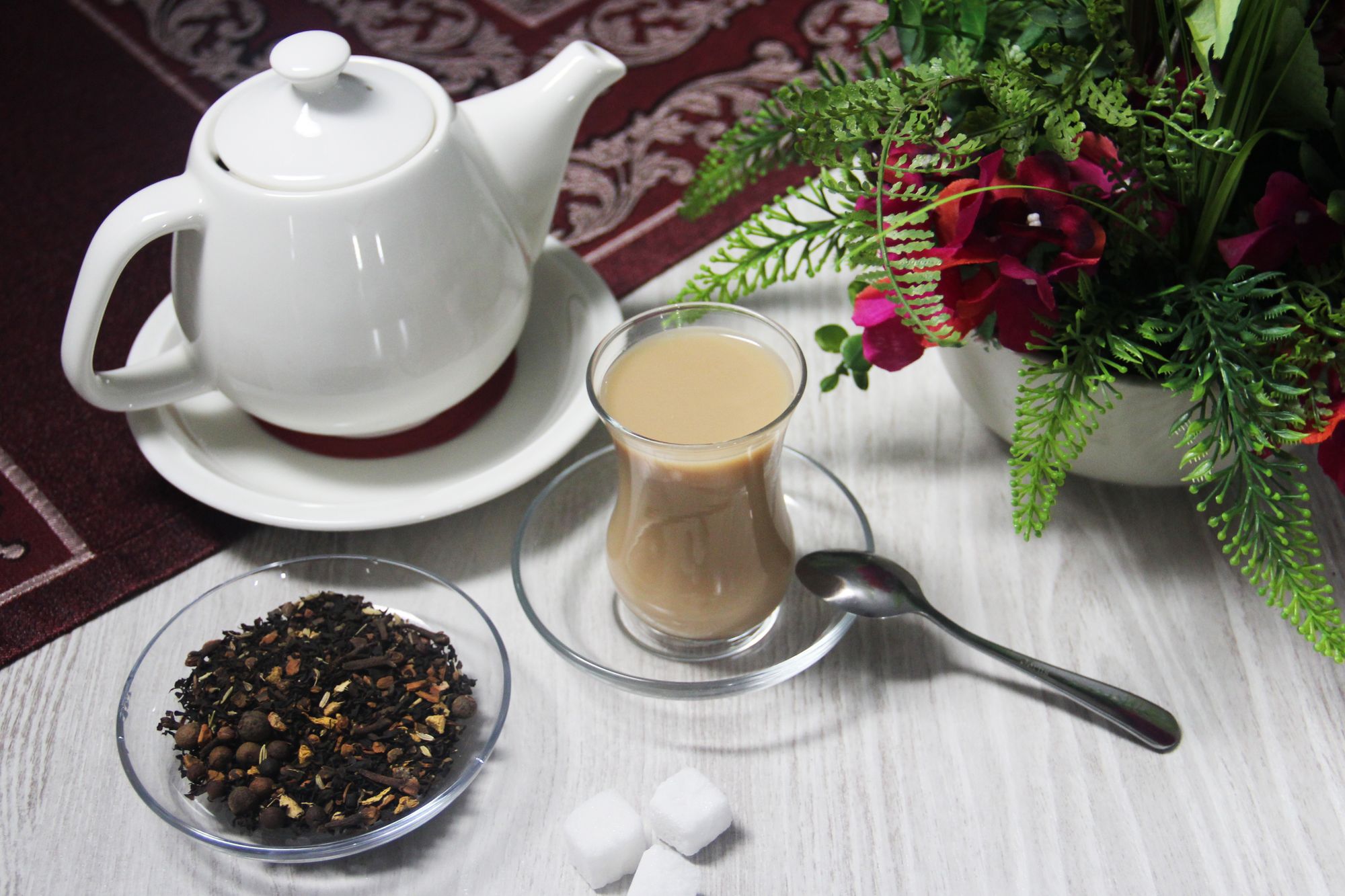 Масал чай как приготовить. Чай индийский "масала". Чай с кардамоном. Чай со специями - масала. Чай с кардамоном и гранатом.