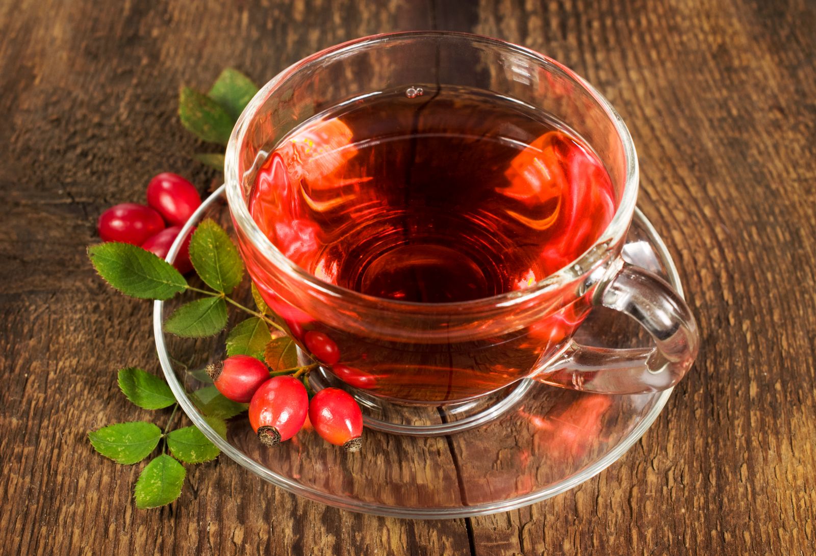 Чем полезен чай с шиповником. Чай с шиповником. Отвар шиповника. Чай из боярышника. Чай с ягодами.