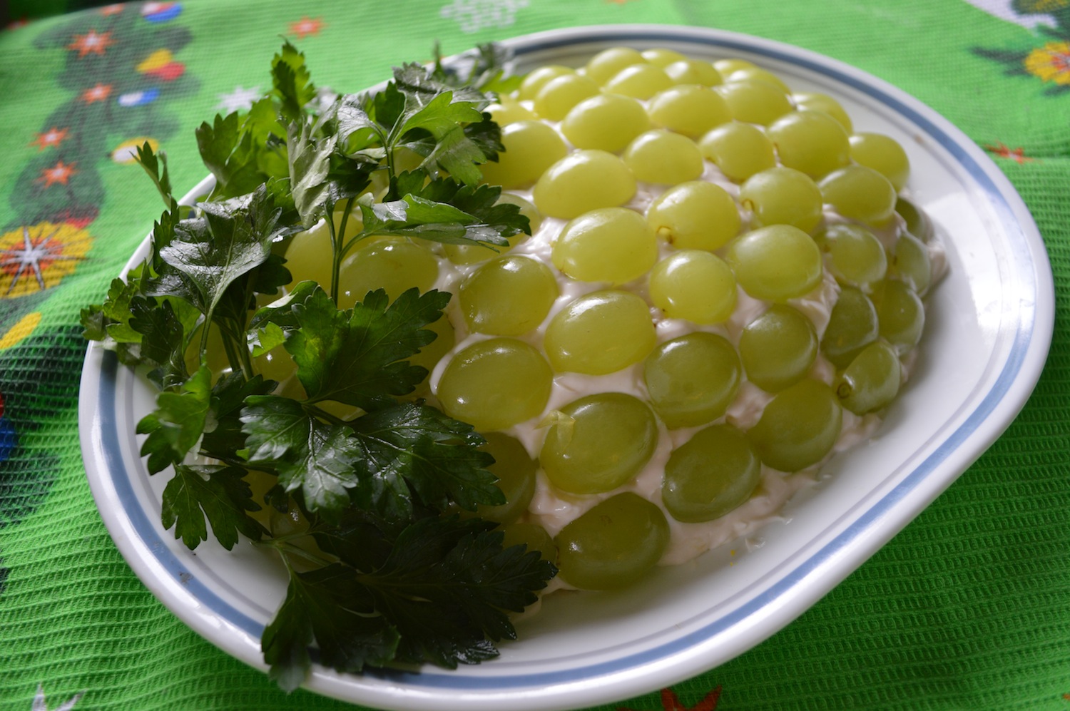 Салат с грудкой и виноградом