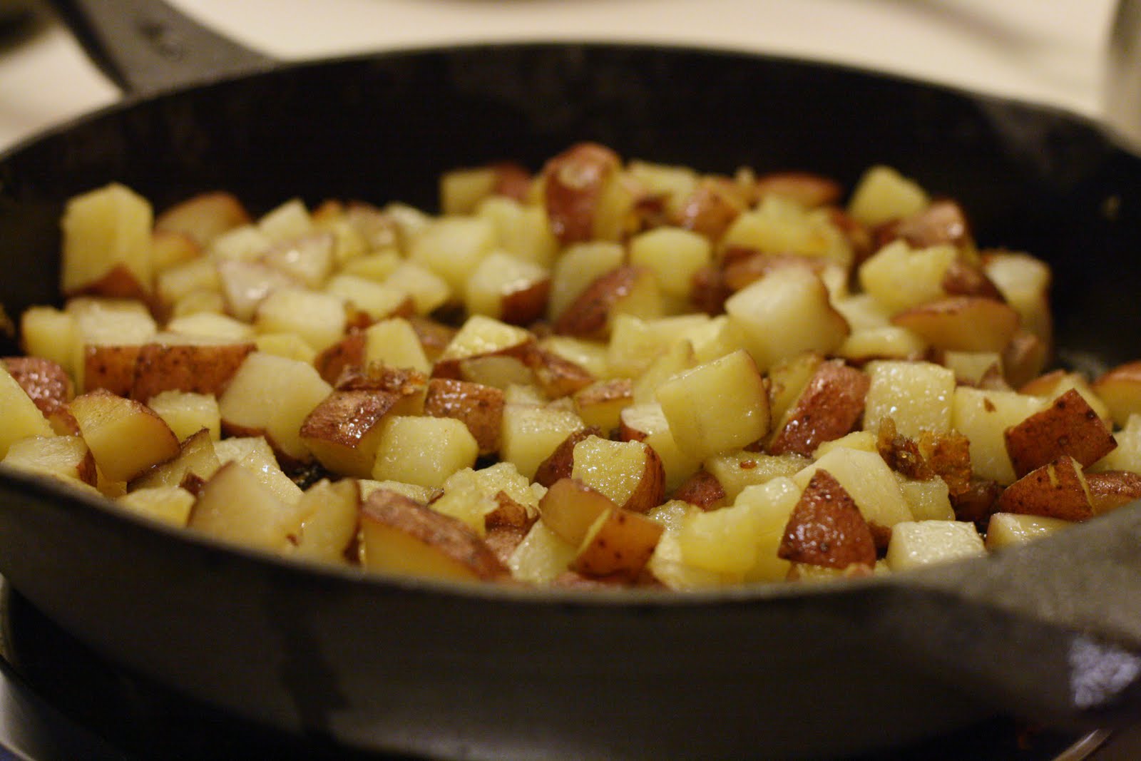 Как делать картошку на сковороде. Жареная картошка кубиками. Картошка на сковороде. Жареная картошка на сковороде. Жареная картошка кубиками на сковороде.
