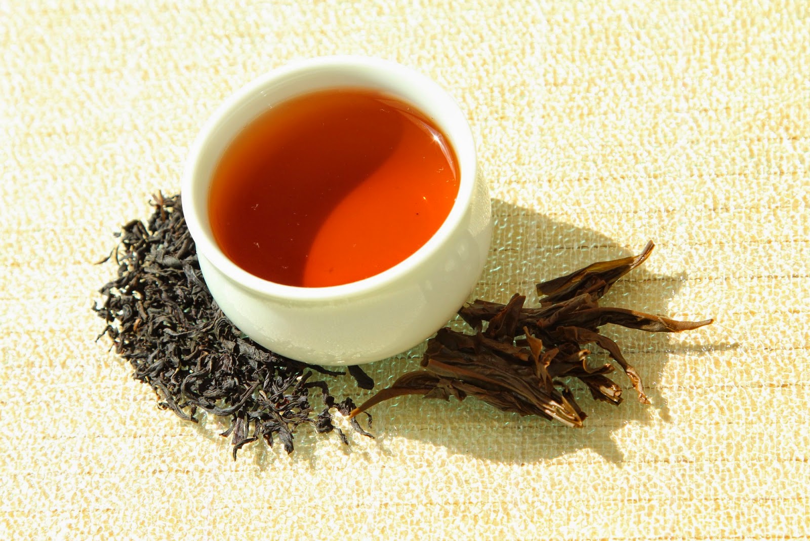 Китайские чаи польза и вред. Красный чай. Красный китайский чай. Черный красный чай. Красный чай из трав.