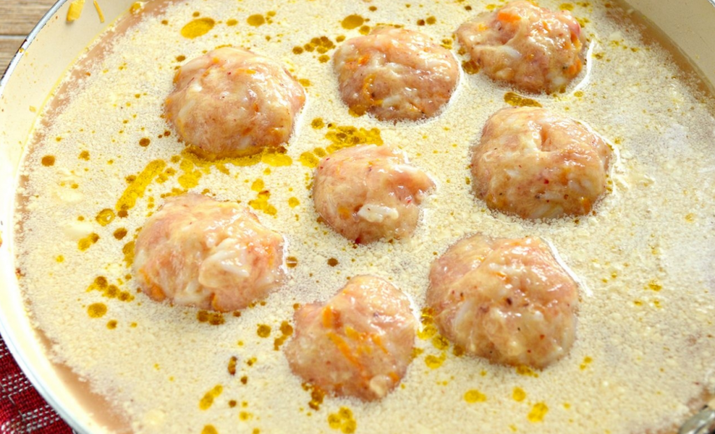 Тефтели в сметанном соусе на сковороде рецепт с фото