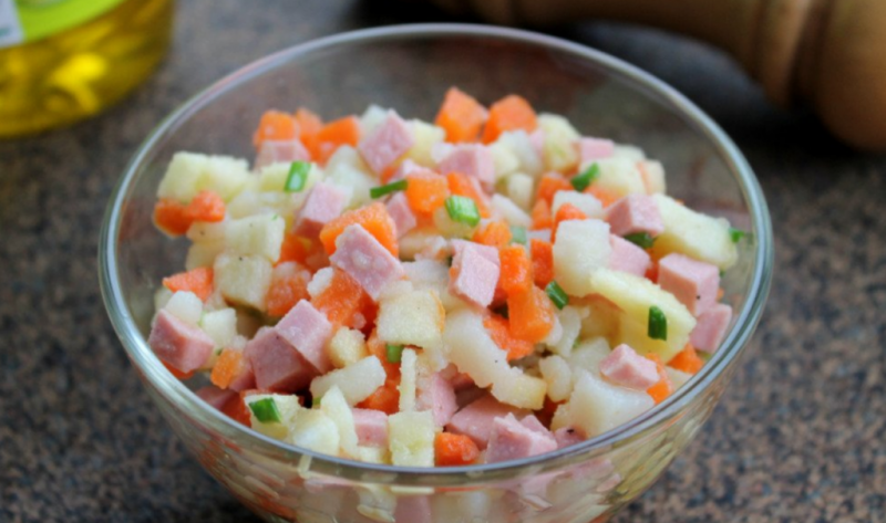 Салат с вареной колбасой — 12 вкусных и простых рецептов