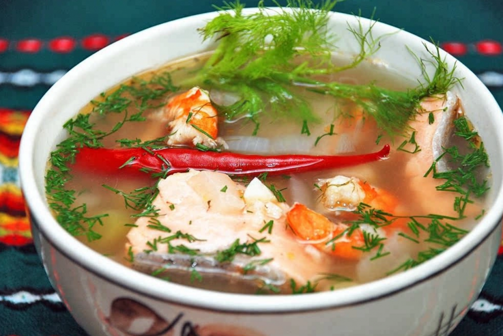 Вкусная уха из красной. Рыбный суп. Суп с рыбой. Рыбный суп с овощами. Овощной суп с рыбой.