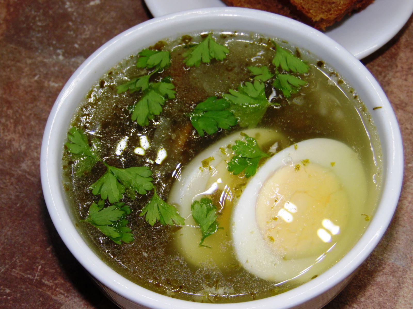 Щавелевый суп рецепт классический с яйцом пошаговый. Шпинатный суп с яйцом. Щавелевый суп с яйцом. Суп со шпинатом и яйцом на курином бульоне. Суп со шпинатом и щавелем на курином бульоне с яйцом.